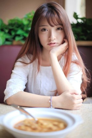 小保姆在厨房做饭