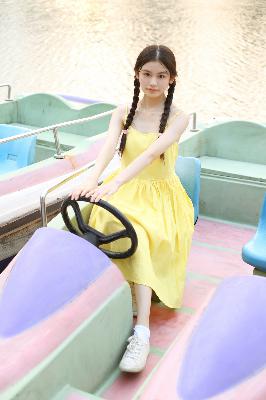 年轻漂亮的女士护士内衣